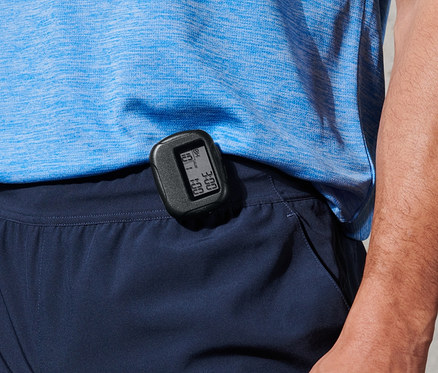 Mann mit schwarzem Sport-Intervalltimer an der Hose.