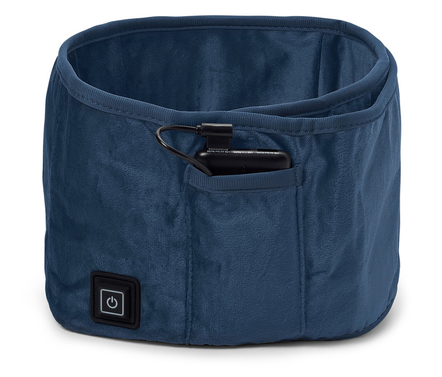 Blauer beheizbarer Halswärmer mit Netzteil in der Tasche.
