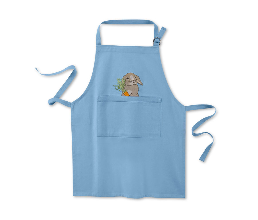 Hellblaue Kinder-Küchenschürze mit Hasenstickerei.