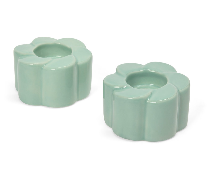 Zwei hellgrüne Kerzenhalter in Blumenform auf weißem Hintergrund.