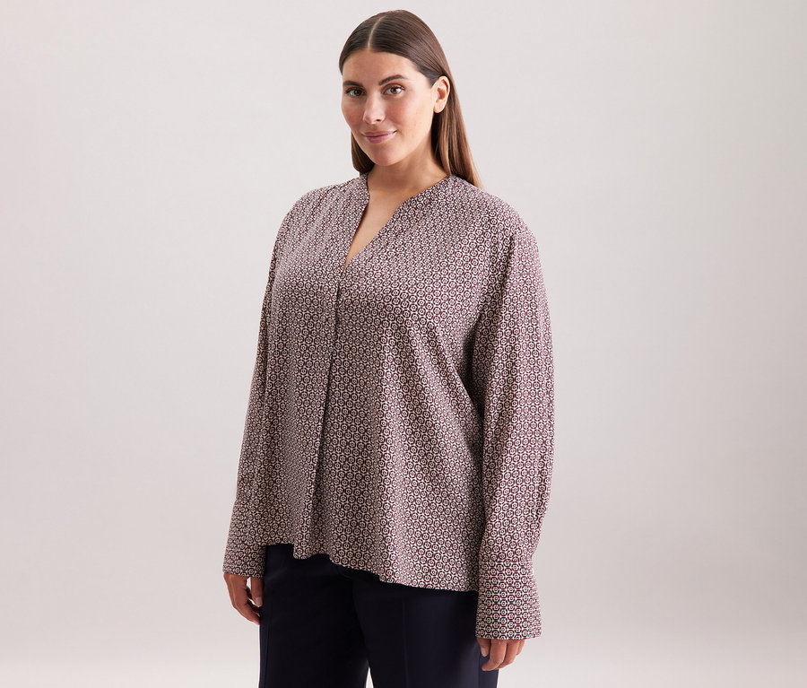 Frau trägt eine Seidensticker Tunika aus Viskose mit ecru-burgundy Alloverprint.