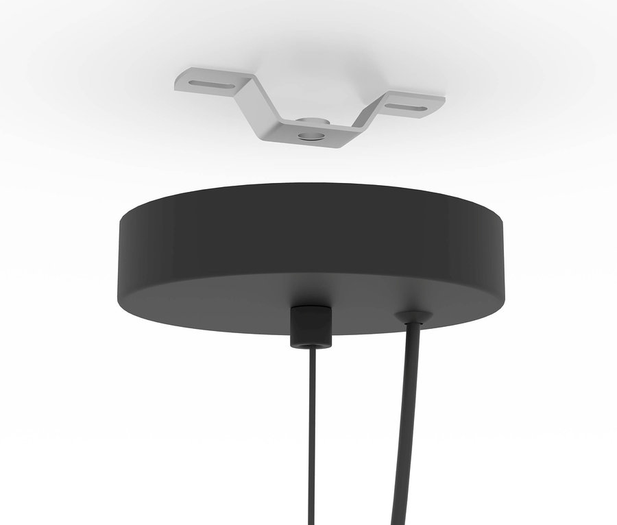 Detailaufnahme einer schwarzen Deckenleuchte mit Kabel und einer weißen Deckenhalterung.