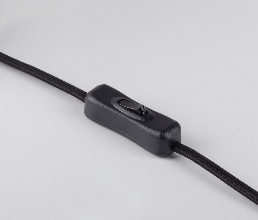 Detail eines schwarzen Schalters an einem Kabel.
