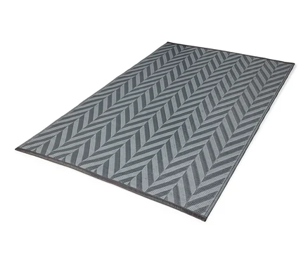 Anthrazit-hellgrauer Outdoor-Teppich, ca. 165 x 115 cm, mit geometrischem Zickzackmuster.