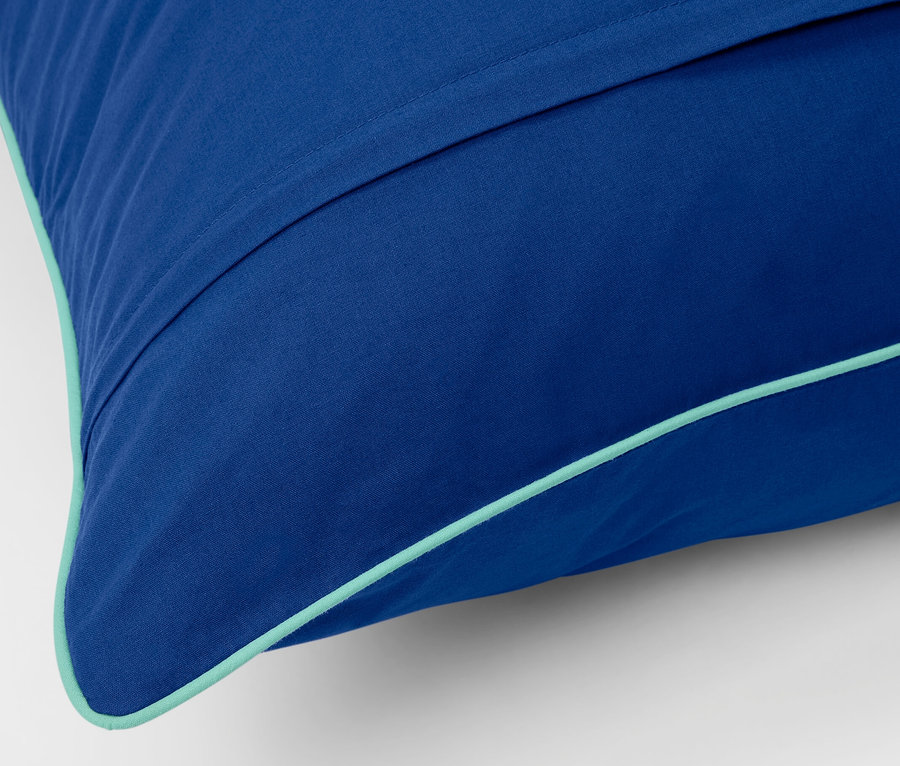 Detailansicht von blauem Renforcé-Bettzeug in Normalgröße mit türkisfarbenem Rand.