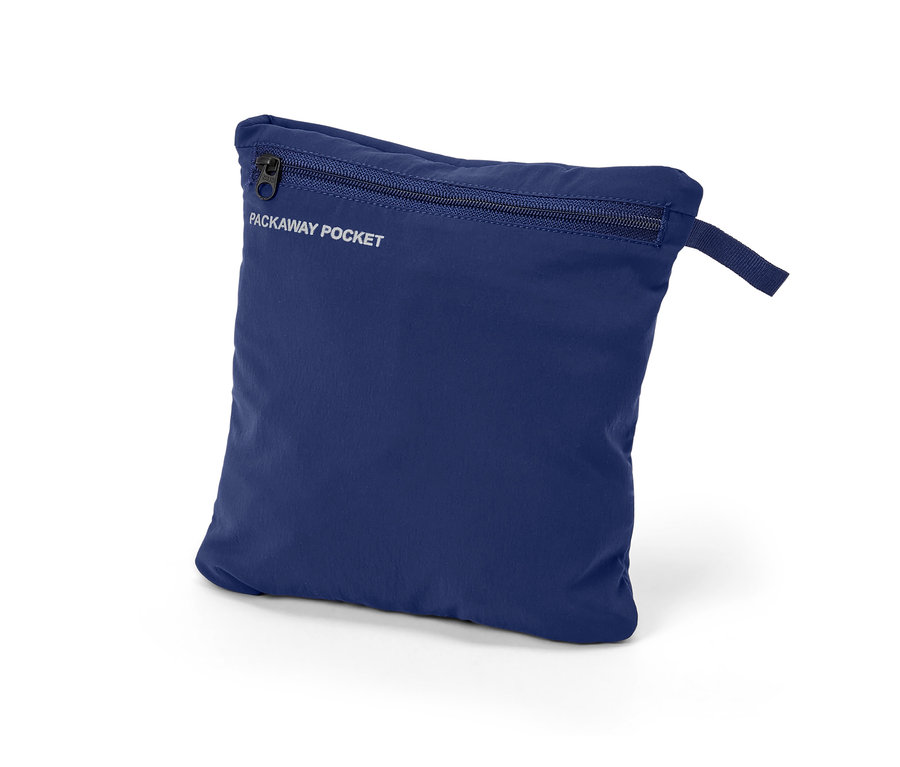 Eine dunkelblaue, verpackte Outdoorhose.