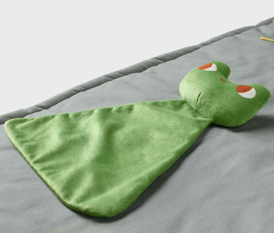 Baby-Activity-Decke mit einem grünen Plüschfrosch.
