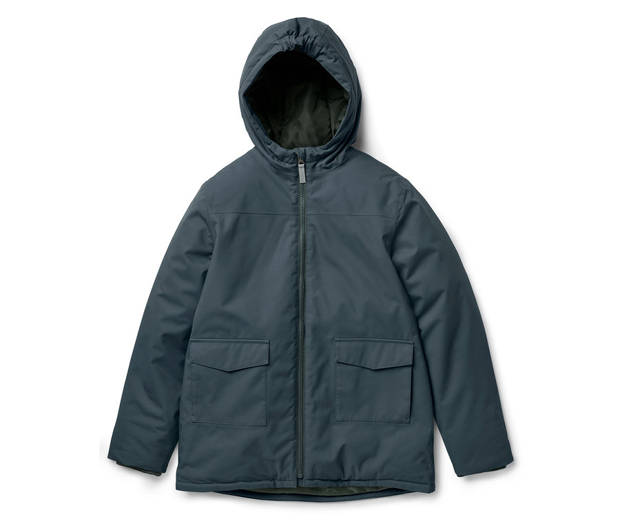 Eine marineblaue Jacke mit Kapuze und Reißverschluss in der Mitte.