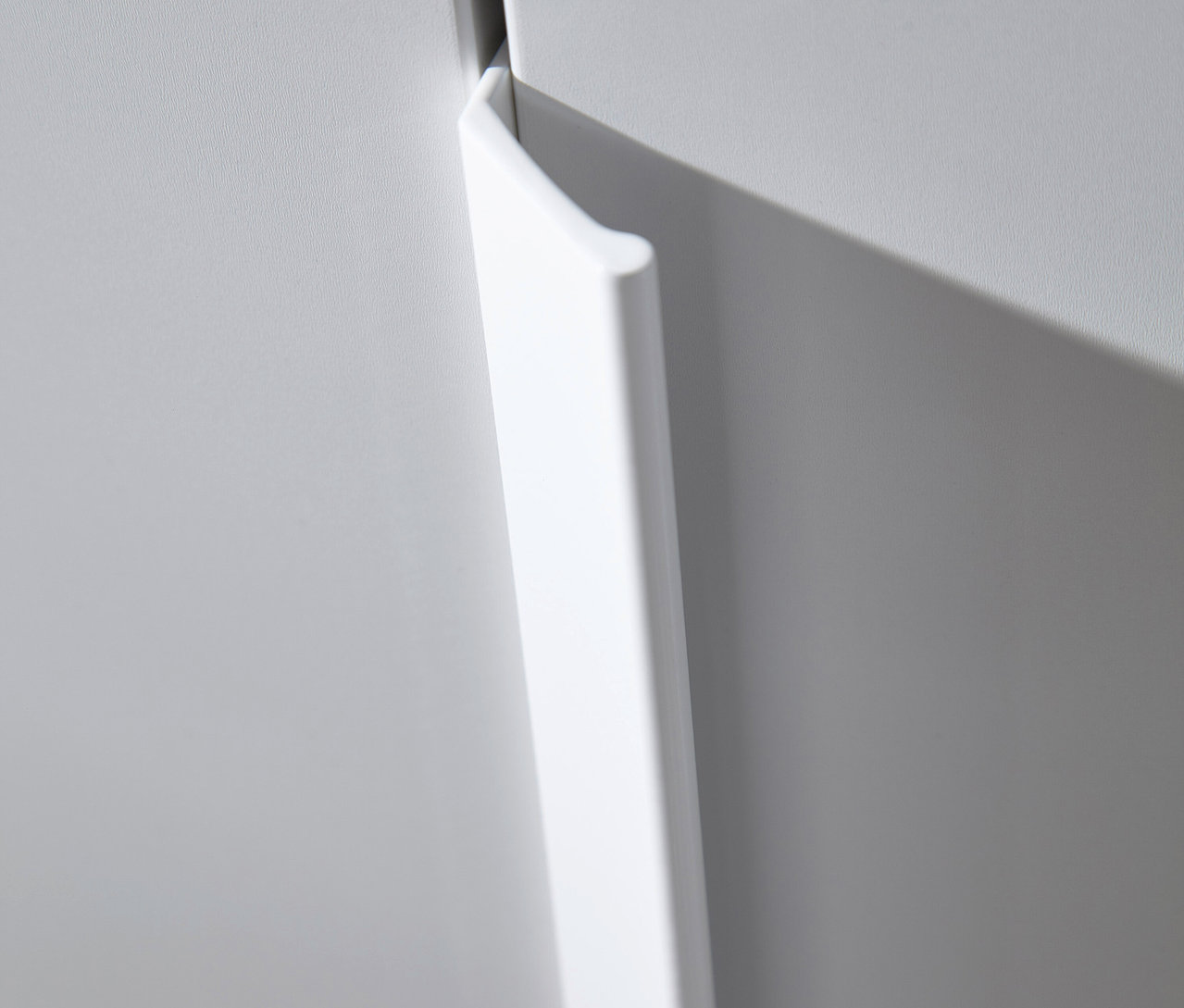 Detailansicht eines weißen, 4-türigen Kleiderschranks "Purisma" von Rauch.