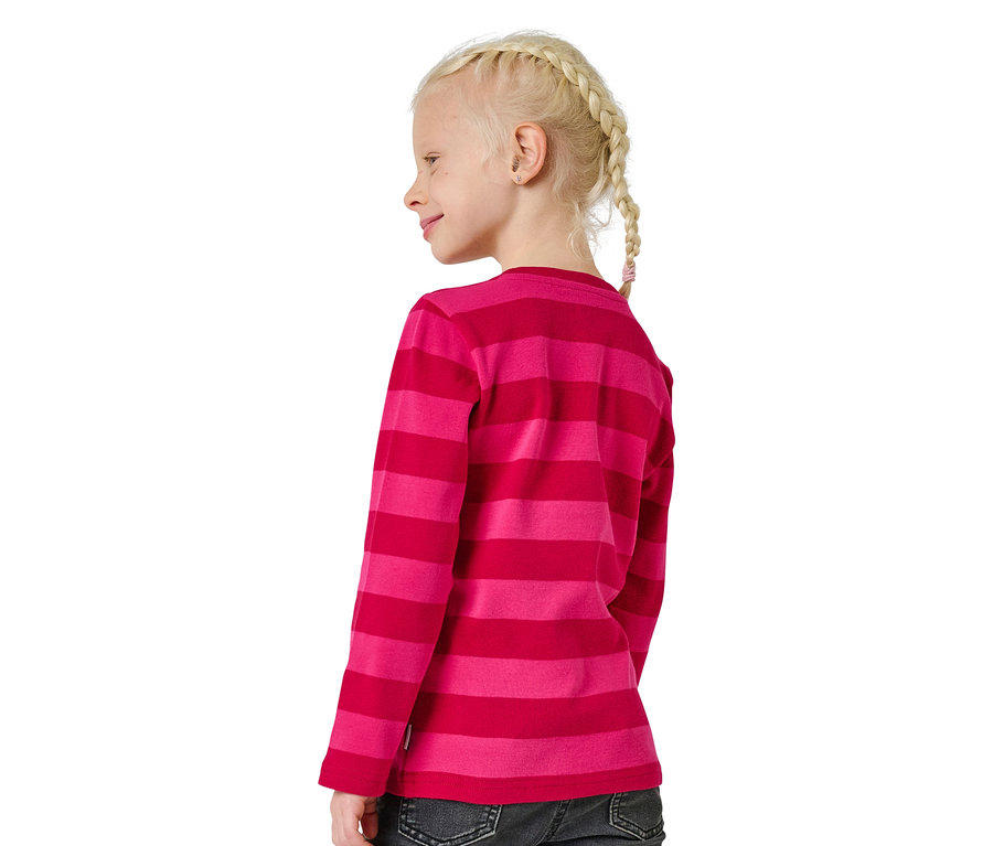 Mädchen mit blondem Zopf seitlich, trägt ein rosa-rot gestreiftes Langarmshirt.