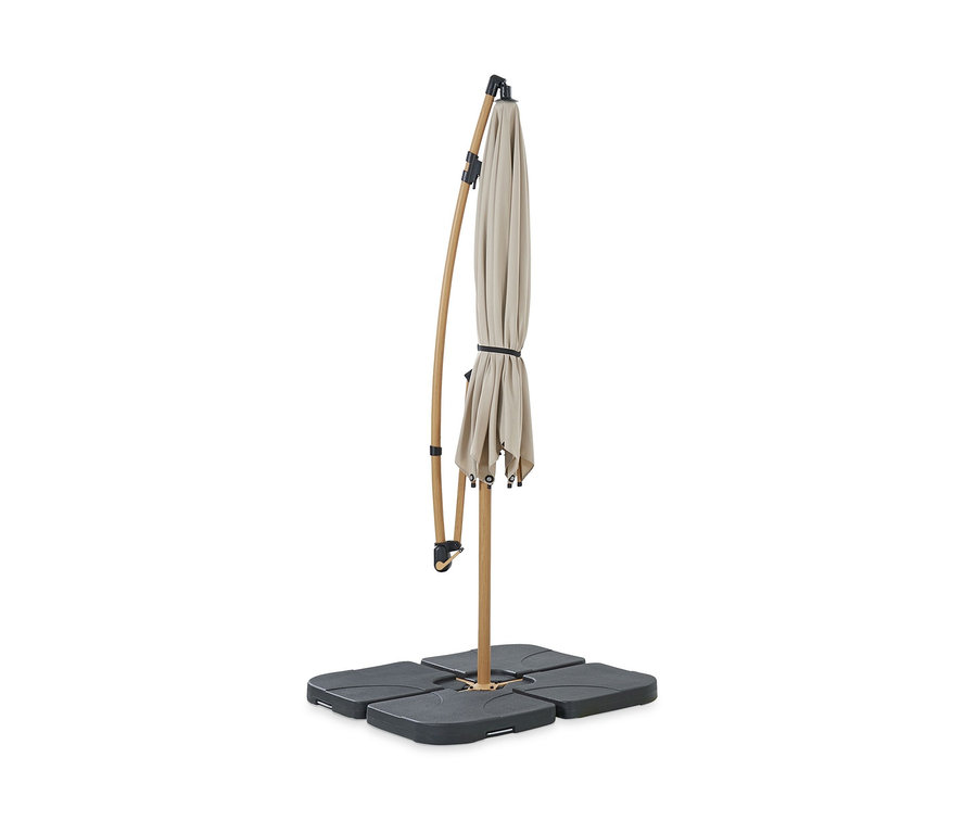 Zusammengeklappter beiger Leco Ampelschirm* Ø 300 cm inklusive Schirmständer und Abdeckhaube.