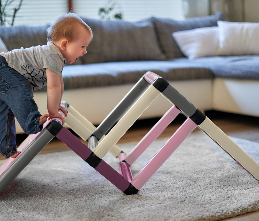 Baby klettert auf Quadro-Home-BEGINNER-Set im Wohnzimmer.