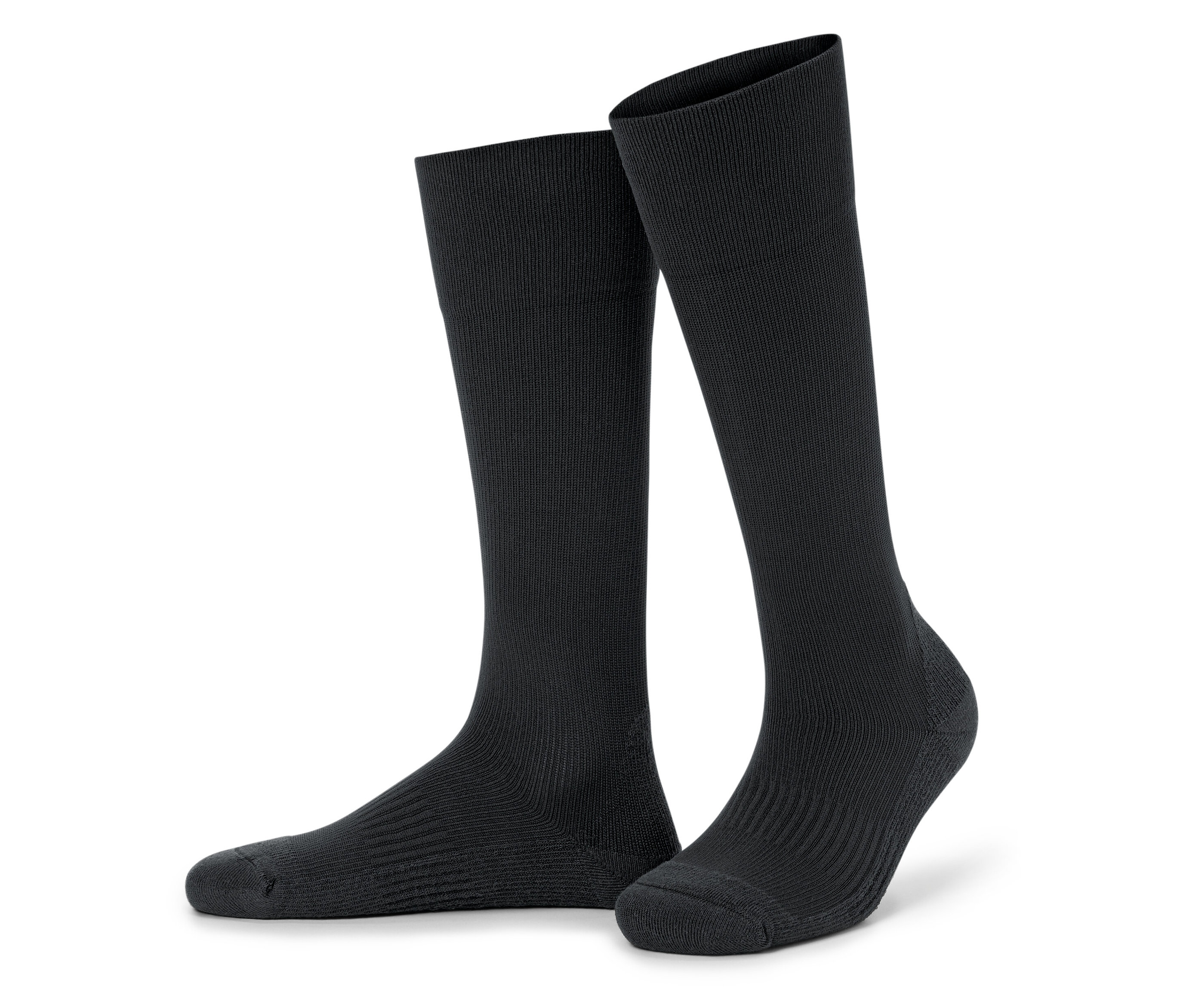 Zwei schwarze Kniestrümpfe stehen nebeneinander auf einem weißen Hintergrund.