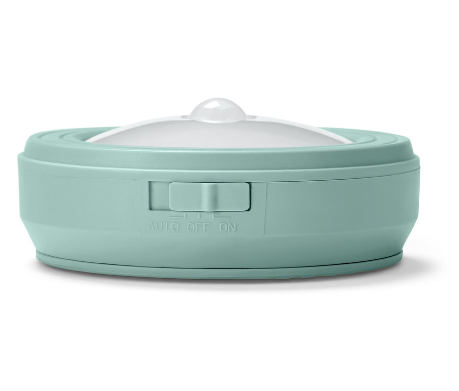 Detail einer runden, mintgrünen Nachtleuchte mit weißem Diffusor und Schalter.