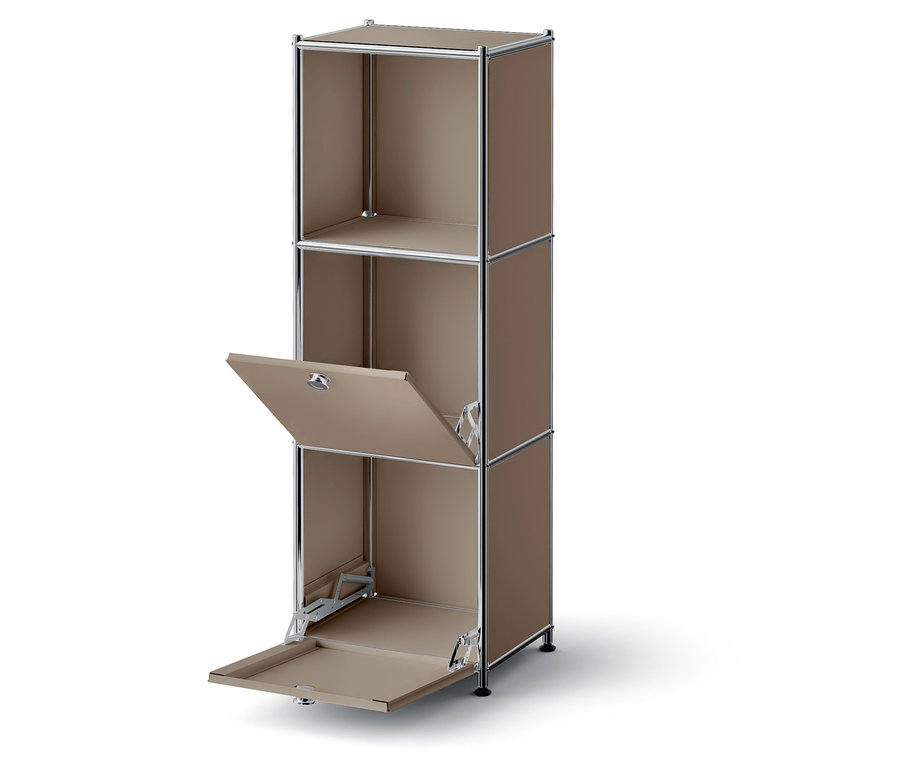 Dreistöckiger brauner Schrank mit offenen Türen in der Mitte und unten.