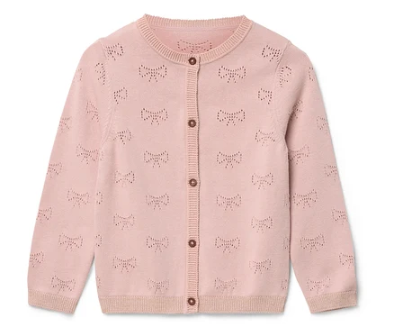 Rosa Strickjacke mit Schleifenmuster.