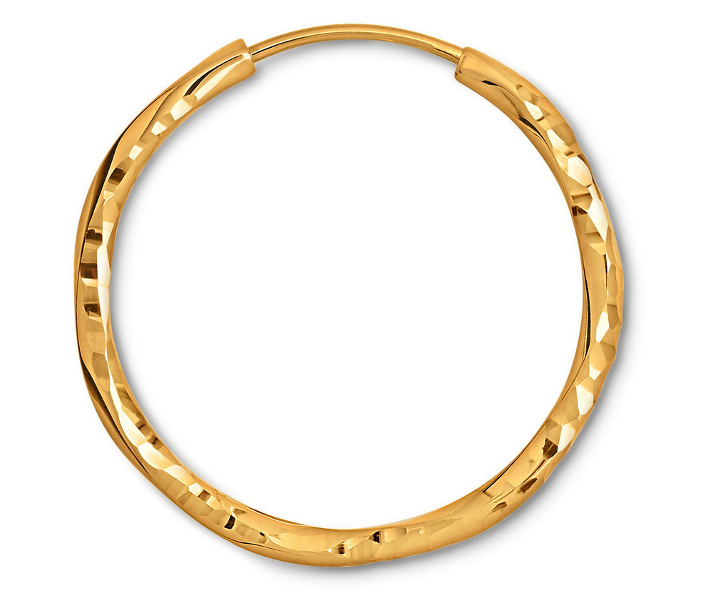 Ein goldener Creolen-Ohrring mit Textur auf einem weißen Hintergrund.