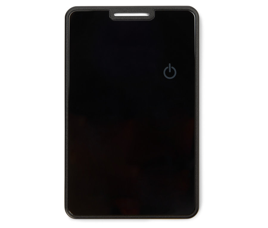 Schwarze, rechteckige Powerbank mit einem Netzschalter.