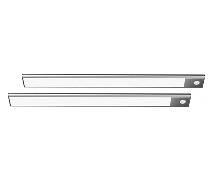 Zwei LED-Akku-Multifunktionsleuchten »CN3« mit Fernbedienung liegen parallel zueinander.