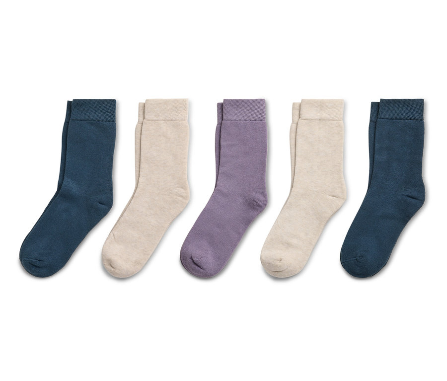 Fünf Paar Socken in den Farben Blau, Beige und Lila.