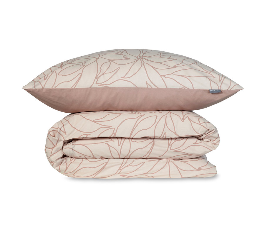 Ein SCHIESSER Renforcé-Bettwäscheset »Leaves« mit Botanik-Print in Taupe ist gestapelt.