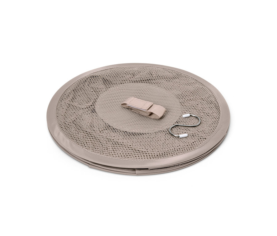 Ein beiges Aufbewahrungsnetz.