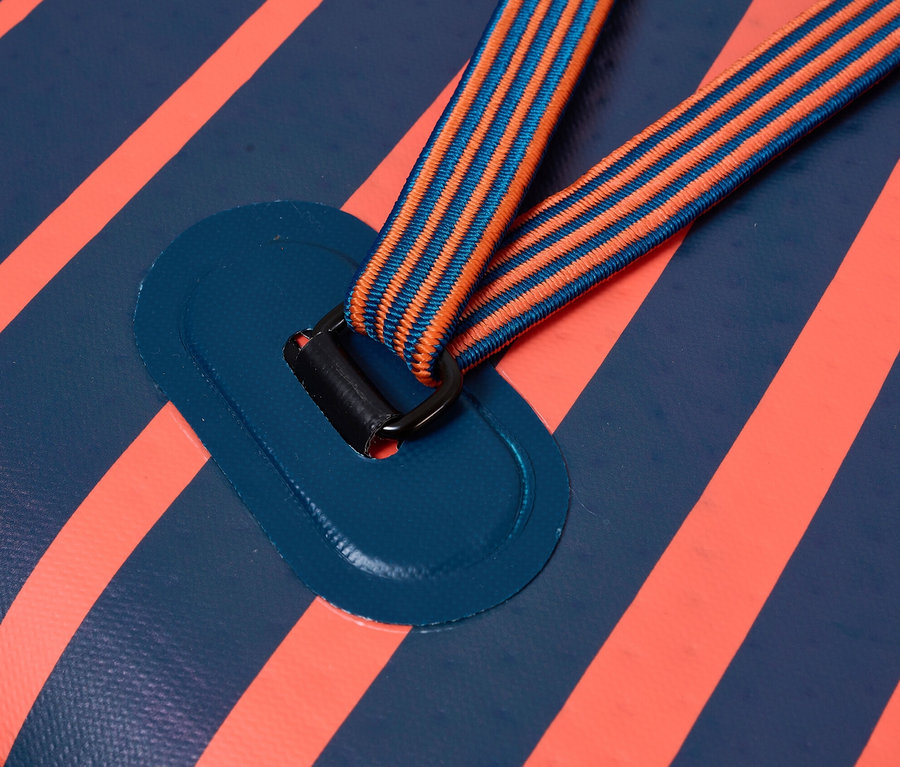 Detailaufnahme eines blauen Aqua Marina SUP Boards »Atlas« 12' 0" mit orangefarbenen Streifen und Riemen.