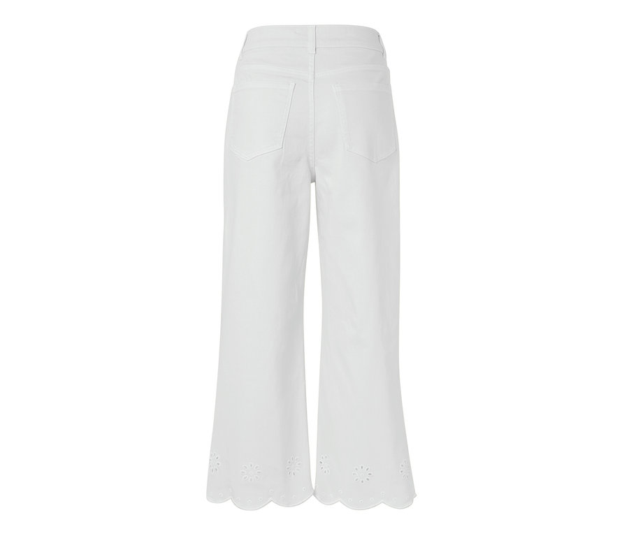 Weiße Jeans mit Lochstickerei am Saum.
