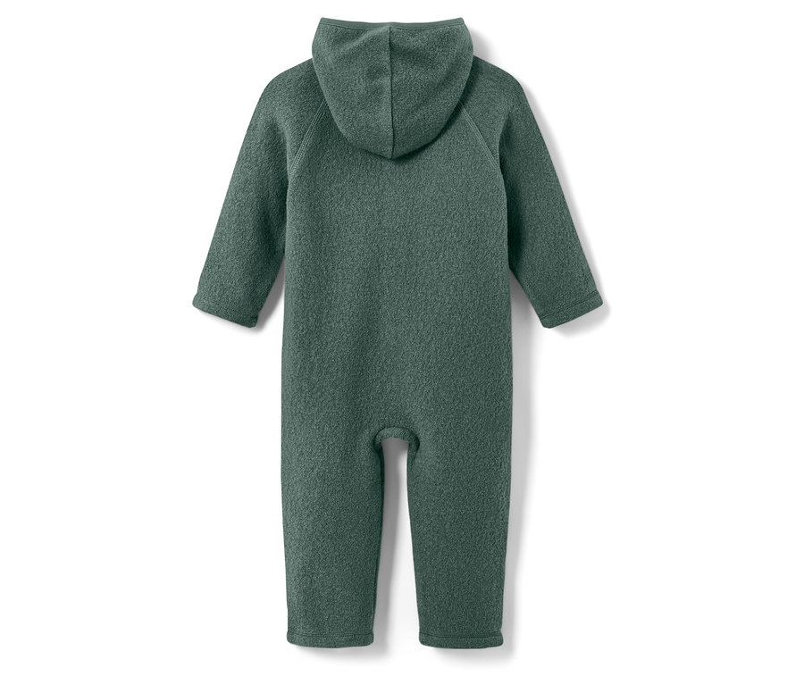 Rückansicht eines olivgrünen Baby-Overall mit Kapuze.