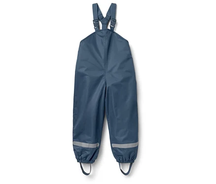 Blaue Latzhose mit Reflektorstreifen an den Beinenden.