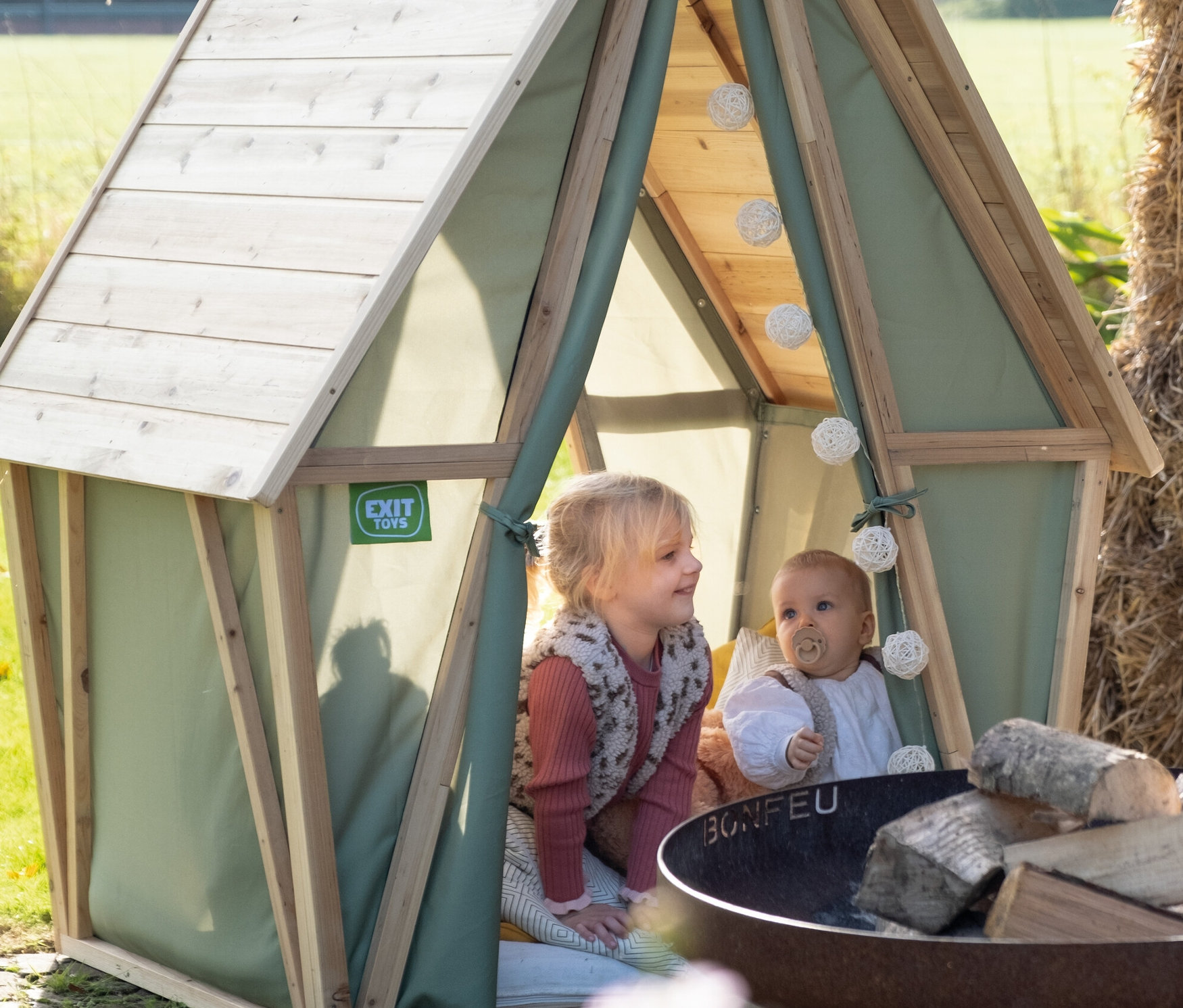 Zwei Kinder sitzen im EXIT Spielhaus »Yuki 100«.