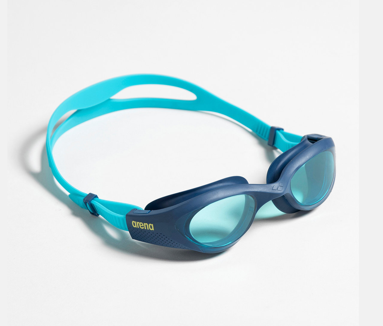 Eine blau-türkise Arena Kinder-Schwimmbrille vor einem weißen Hintergrund.