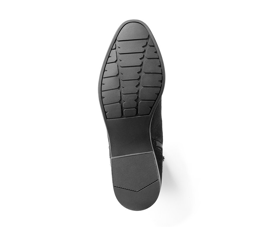 Detailaufnahme der Sohle eines Veloursleder-Boots.