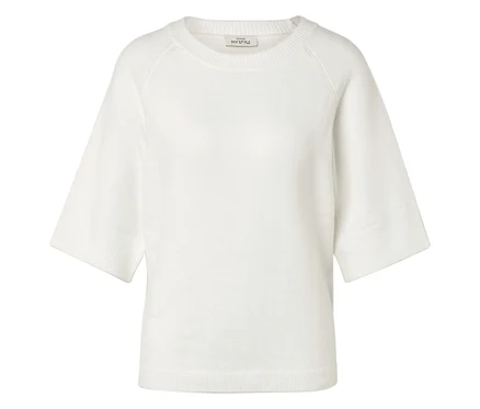 Cremefarbener Pullover mit kurzen, weiten Ärmeln und Rundhalsausschnitt.