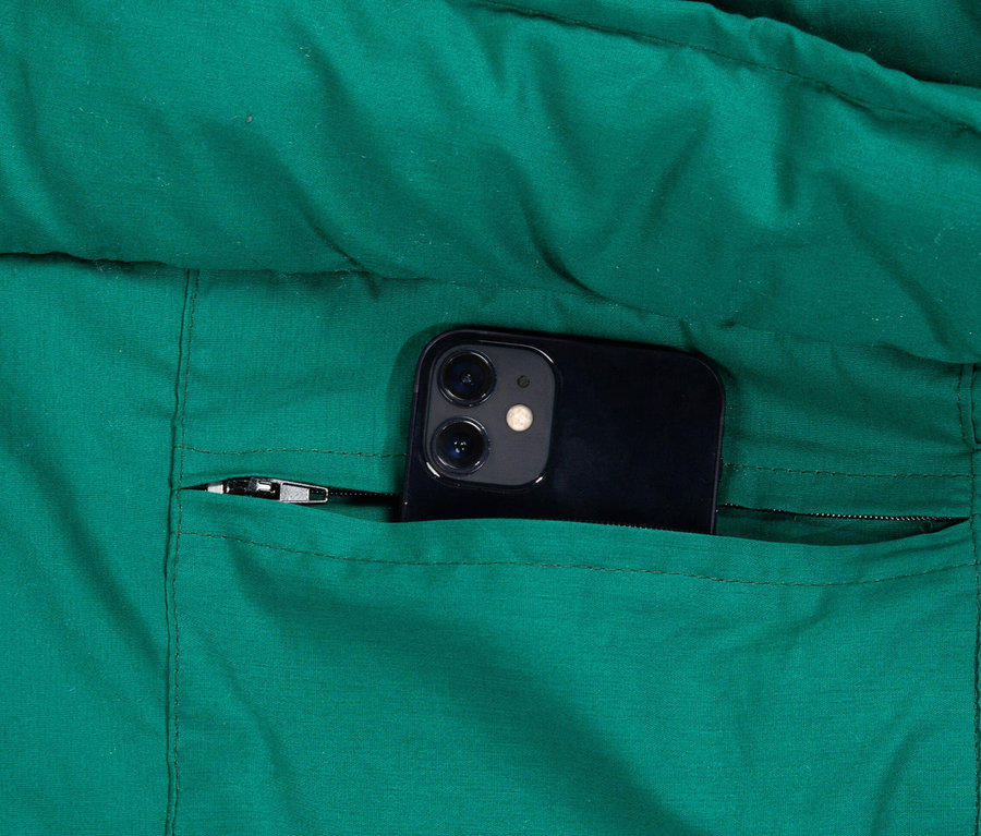 Ein Handy liegt in der Tasche des Tambu Mumienschlafsacks »KARA 1000«.