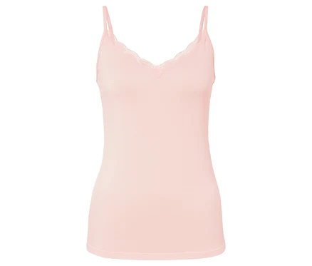 Ein hellrosa Tanktop mit Spitze auf weißem Hintergrund.