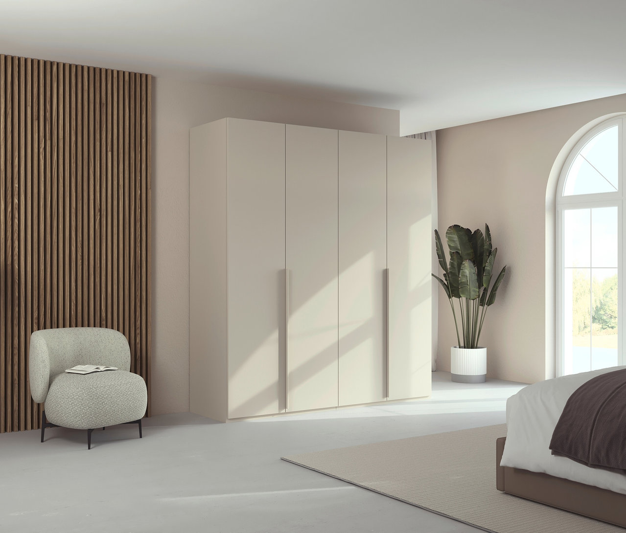 Ein Schlafzimmer zeigt einen cremefarbenen Kleiderschrank, einen Sessel mit Buch, eine Pflanze und ein Bett vor einem Fenster.