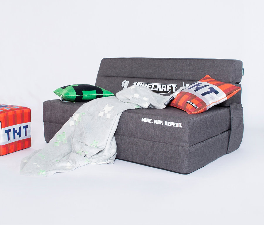 Graues roba Minecraft Gaming Sofa mit Minecraft-Kissen und -Decke auf einem weißen Hintergrund.