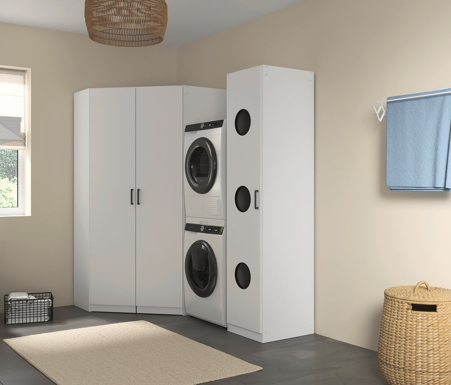 Waschmaschine und Trockner stehen neben einem rauch Wäscheschrank und Eckschrank »Allrounder« in einem Waschraum.