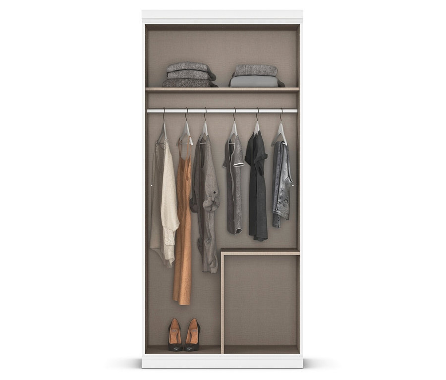 Offener, weißer Kleiderschrank mit Kleidung an Kleiderbügeln, gefalteter Wäsche auf einem Regal und zwei Schuhen im unteren Fach.