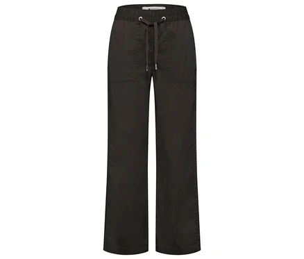 Die schwarze Street One Papertouch-Hose liegt mit Kordelzug und Taschen vor hellem Hintergrund.