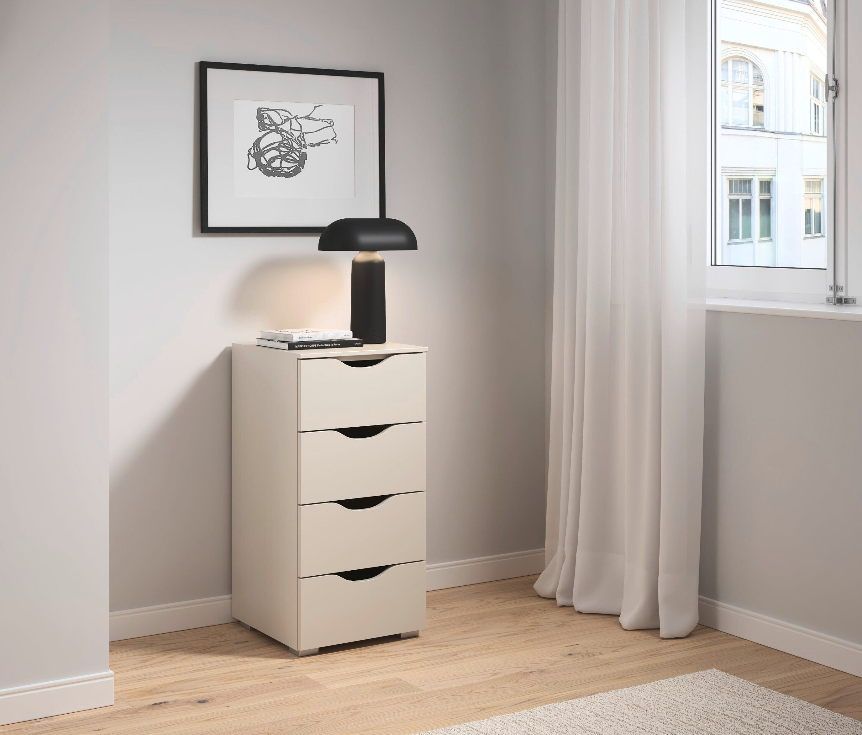 beige rauch Kommode »Frieda« mit 4 Schubladen neben einem Fenster mit Vorhängen.