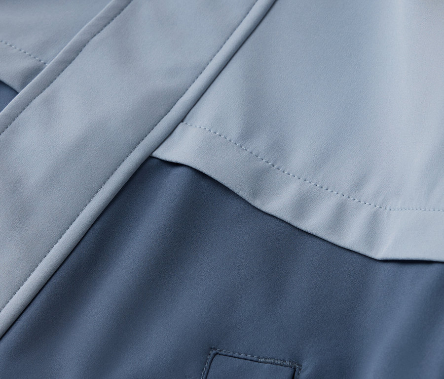 Nahaufnahme von hellblauem und dunkelblauem Stoff mit Nahtdetails.