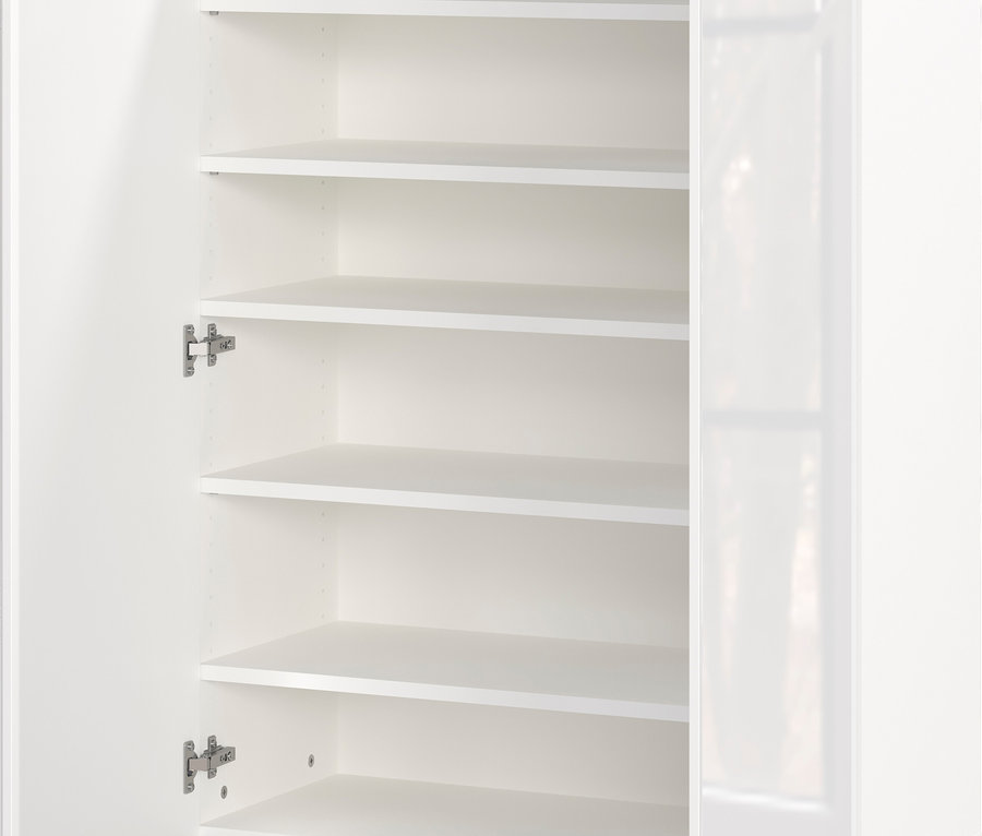 Offener, weißer Schrank mit fünf Regalböden.