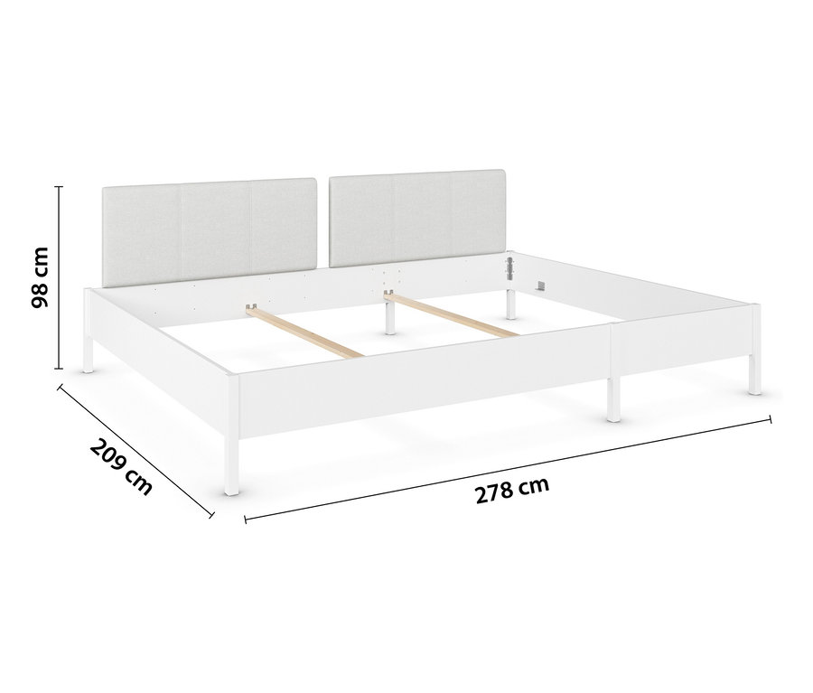 Weißes Bettgestell mit zwei hellgrauen gepolsterten Kopfteilen. Die Maße des Bettes sind 209 cm x 278 cm, die Höhe des Kopfteils beträgt 98 cm.