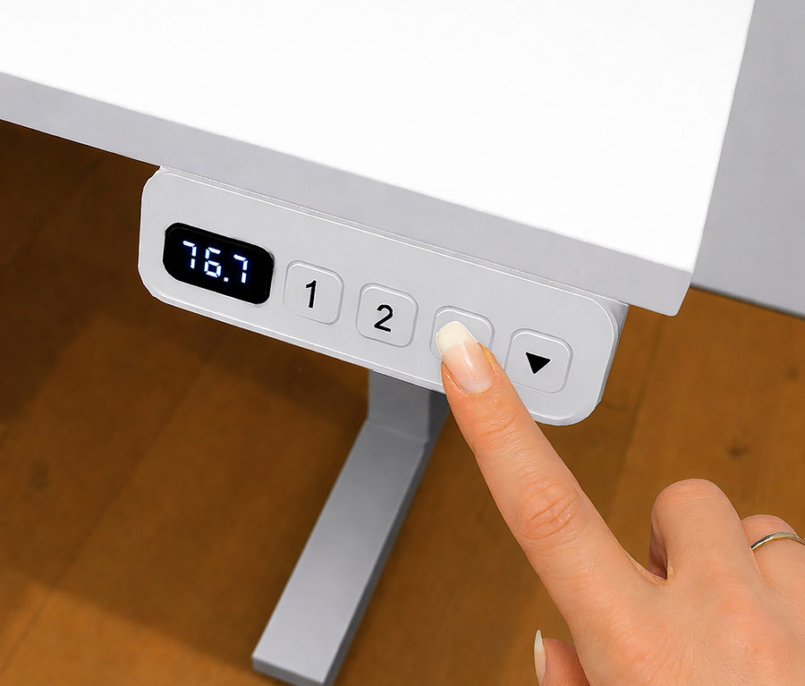 Eine Hand drückt die Abwärtstaste an einem weißen, höhenverstellbaren Schreibtisch mit einer Digitalanzeige von 76,7.