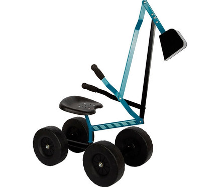 Ein blauer small foot Bagger mit Rädern, schwarzem Sitz und schwarzer Schaufel.