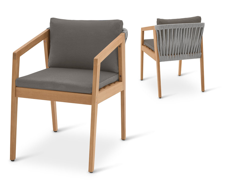 Zwei Gartenstühle mit hellbraunem Holzgestell und grauen Polstern. Ein Gartenstuhl, Rückenlehne mit Geflecht, ist von hinten zu sehen.