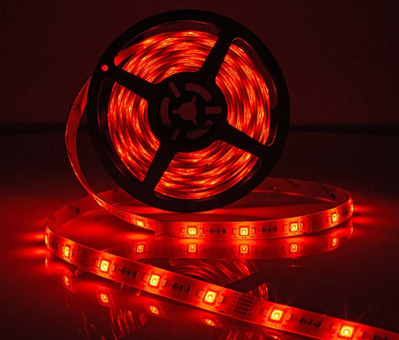 Aufnahme eines auf einer Spule aufgewickelten und teilweise abgerollten roten LED-Streifens, ein smarter LED-Streifen.
