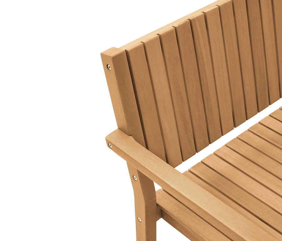 Detailaufnahme einer Gartenbank aus Holz mit Armlehne und Rückenlehne.